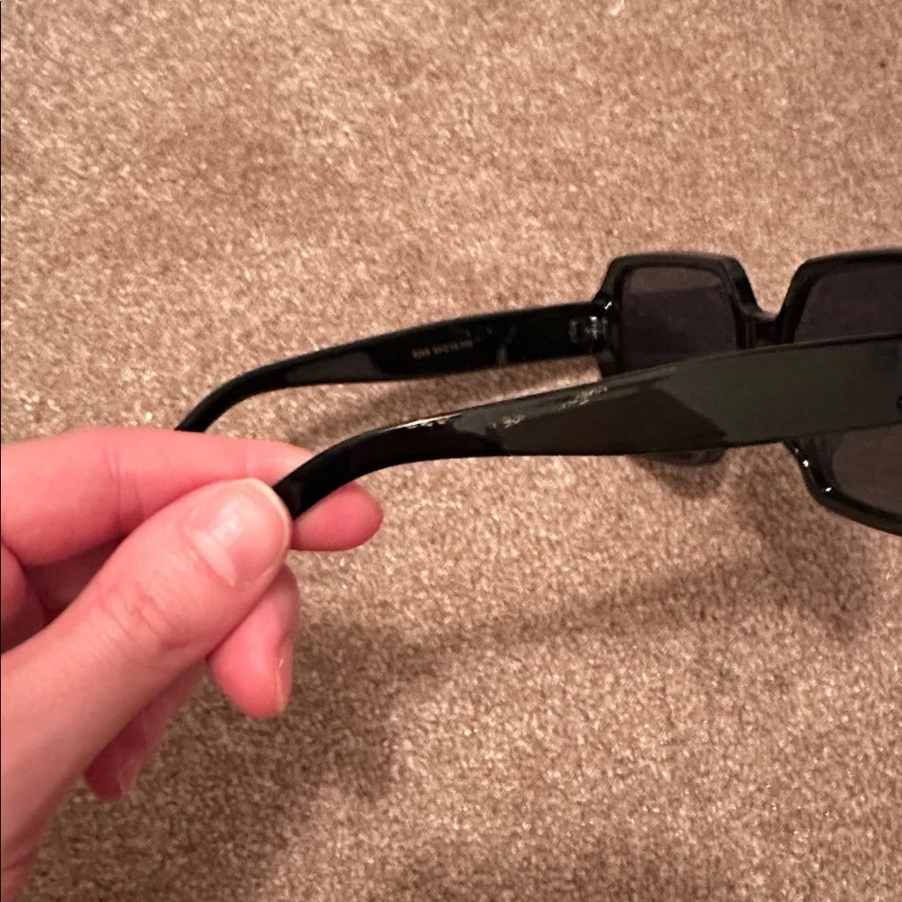 Oversized sunglass selling as is Ysl label on side - Picture 4 of 5